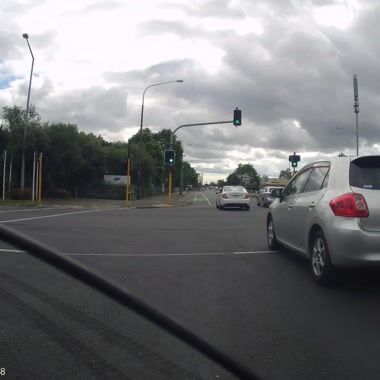 Driver of HLS489 doesn’t check her wing mirrors Shared on UpRide: Abused for being in the primary position